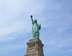 Naklejka na ściany i meble statue of liberty landmark with torch and sky