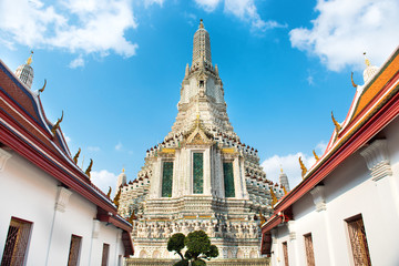 Obraz premium Day view of Wat Arun or Temple of Dawn, architectural landmark of Bangkok city, on blue sky background