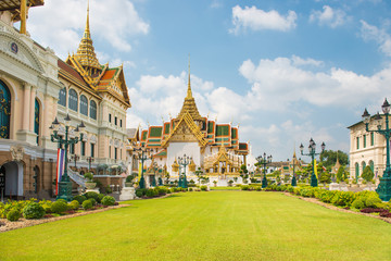 Naklejka premium Kompleks Grand Palace, widok na salę tronową Chakri Maha Prasat i salę Dusit Maha Prasat. Bangkok, Tajlandia