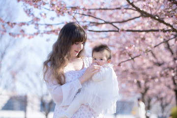 赤ちゃんとお母さんと桜の木