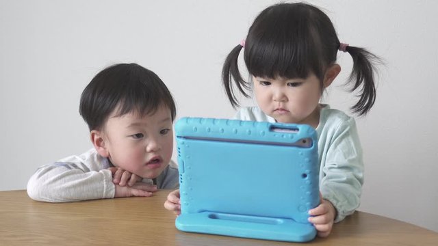 子供　動画鑑賞
