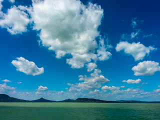 Tolle Landschaft am sommerlichen Plattensee in Ungarn