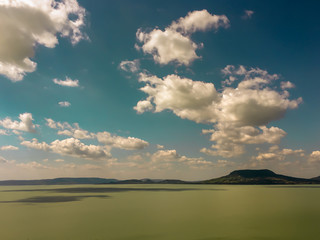 Tolle Landschaft am sommerlichen Plattensee in Ungarn