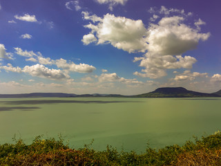 Tolle Landschaft am sommerlichen Plattensee in Ungarn