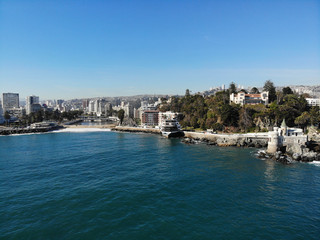 Vista aérea de desembocadura de estero en Viña del Mar, Chile