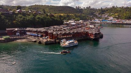 Vista aérea de mercado turístico Angelmó en Puerto Montt, Chile