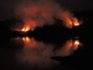 Fototapeta na wymiar Fire across the lake