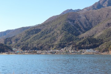 Obraz premium 河口湖から見た足和田地区（山梨県富士河口湖町）