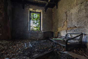 leeres zimmer nach einem brand in einem haus