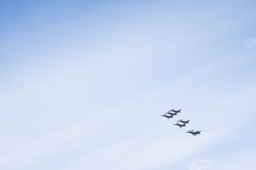 Des avions militaires en formation. Des avions de chasse en escadrille. Une escadrille d'avions de guerre. Une patrouille aérienne  vole. 