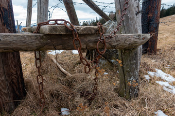 KETTE UND STACHELDRAHT . CHAIN & BARBED WIRE