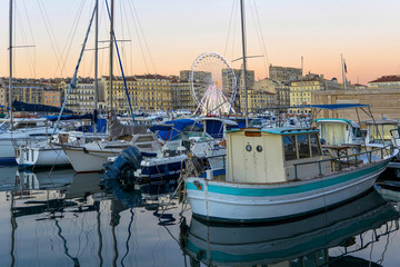 Le Vieux-Port de Marseille au crépuscule