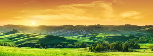 Idyllische Aussicht, grüne toskanische Hügel im Licht der untergehenden Sonne © Trutta