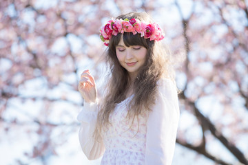 桜を見る女性