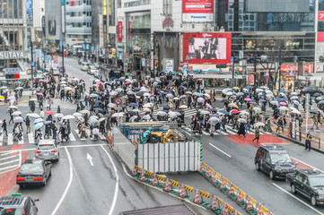 雨の日の東京都渋谷区のスクランブル交差点	