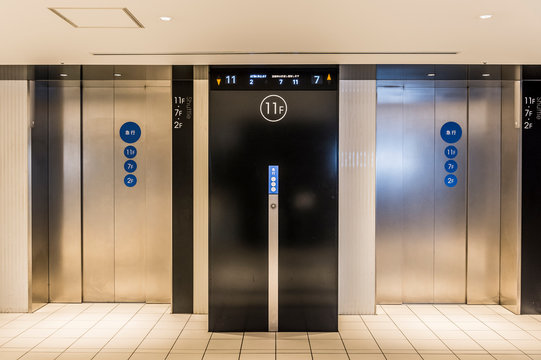 東京都渋谷区のオフィスビルにある近代的なエレベーターホール