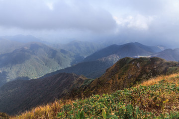 Fototapeta premium 秋の天神峠から谷川岳への登山道からみた風景
