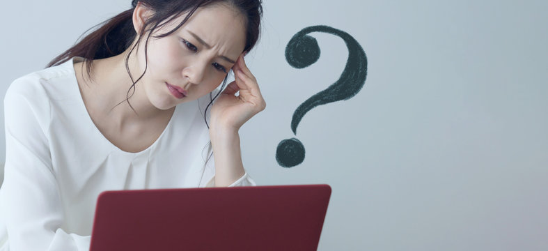 悩む女性