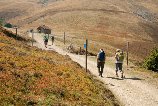 Peregrinos acerc&aacute;ndose al refugio Izandorre de camino al collado Lepoeder y Roncesvalles, en el Camino de Santiago Franc&eacute;s. 