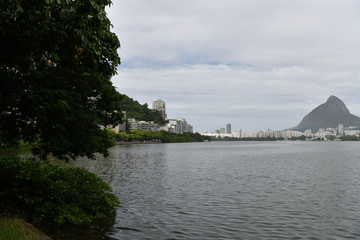 view of the lake and mountains around Roi de Janeiro
