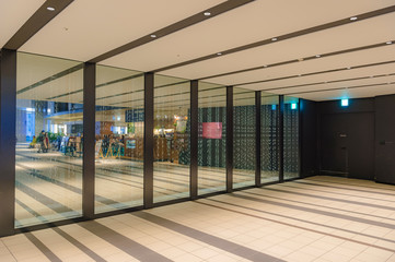 東京都渋谷区のオフィスビルのエントランスの綺麗な装飾の壁