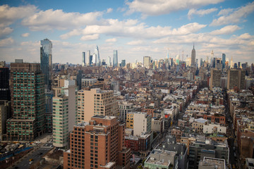 Obraz premium Landscape shot of buildings in New York with clouds hovering above