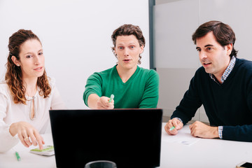 Obraz premium Group of office workers at a meeting around the boss