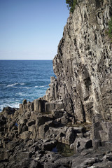 日本海のゴツゴツした岩場