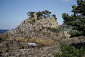 Fototapeta na wymiar 日本海のゴツゴツした岩場