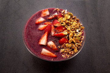 Smoothie bowl with friut and granola