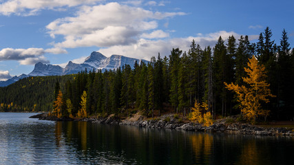 Fototapeta na wymiar Lake Minnewanka Banff, Alberta Kanada travel destination