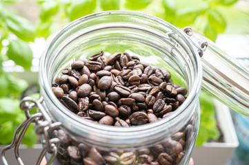 Kaffebohnen in einem einmachglas 