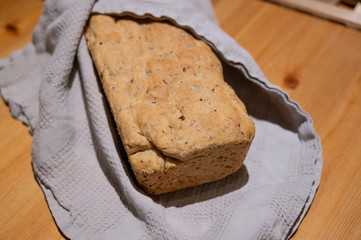 Frisch gebackenes Brot mit Körnern