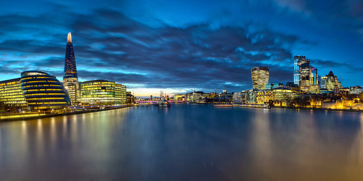 Blaue Stunde in London an der Themse mit Blick auf The Shard