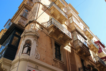 Fototapeta na wymiar flats buildings or houses in valletta (malta)