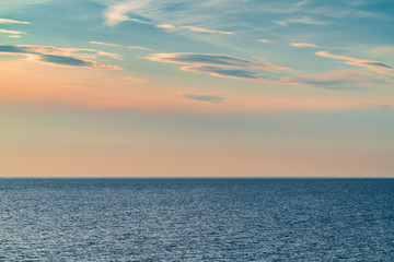 Obraz premium Blue sea with the skyline