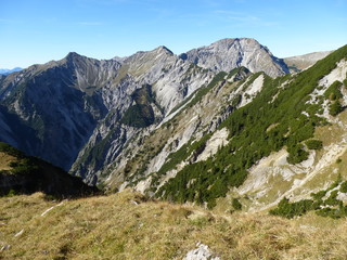Fototapeta na wymiar Wanderung in den bayerischen Alpen auf den 