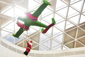 Santa Claus climbed the floors outside the plane to give presents.