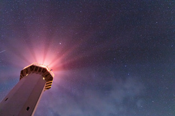 東平安名崎灯台の赤色光線と星空