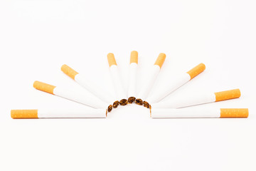 Abanico de Cigarrillos rubios sobre fondo blanco