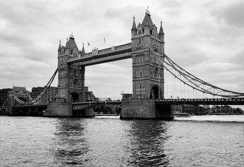 Tower Bridge London Brücke Wahrzeichen schwarz weiß Klappbrücke Mechanismus Themse Fluss einzigartig Monument England UK Sehenswürdigkeit Tourismus Brexit Symbol Wahrzeichen Engineering