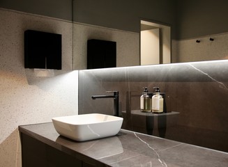 Modernes Badezimmer mit Marmor in Schwarz