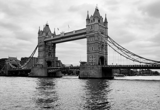 Tower Bridge London Brücke Wahrzeichen schwarz weiß Klappbrücke Mechanismus Themse Fluss einzigartig Monument England UK Sehenswürdigkeit Tourismus Brexit Symbol Wahrzeichen Engineering © ON-Photography
