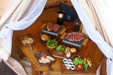 Obraz na płótnie Canvas Party meat dish in tipy tent