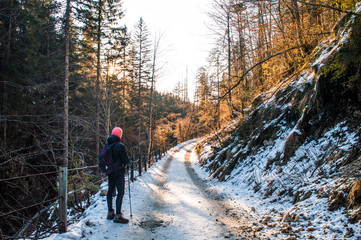Obraz premium hiker standing on trails at sunrise