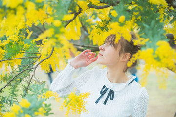 ミモザを鑑賞する女性