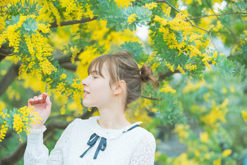 ミモザを鑑賞する女性