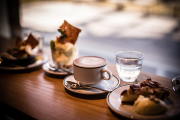 おしゃれな喫茶店のとても美味しいケーキとカフェラテ