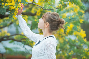 ミモザを鑑賞する女性