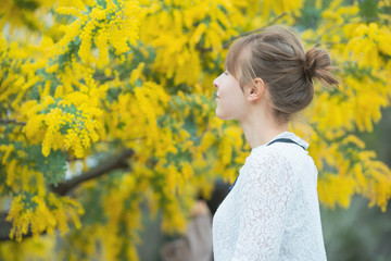 ミモザを鑑賞する女性
